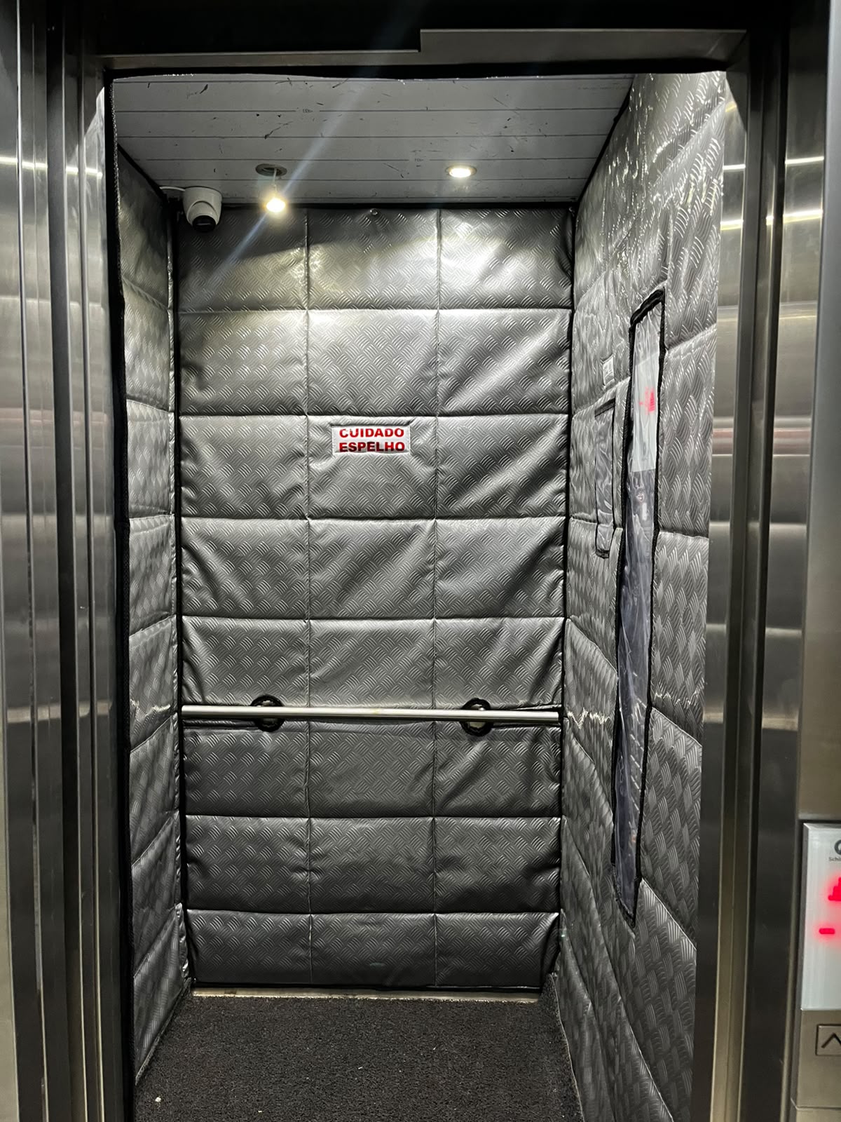 Capa de elevador deficiente para condomínio